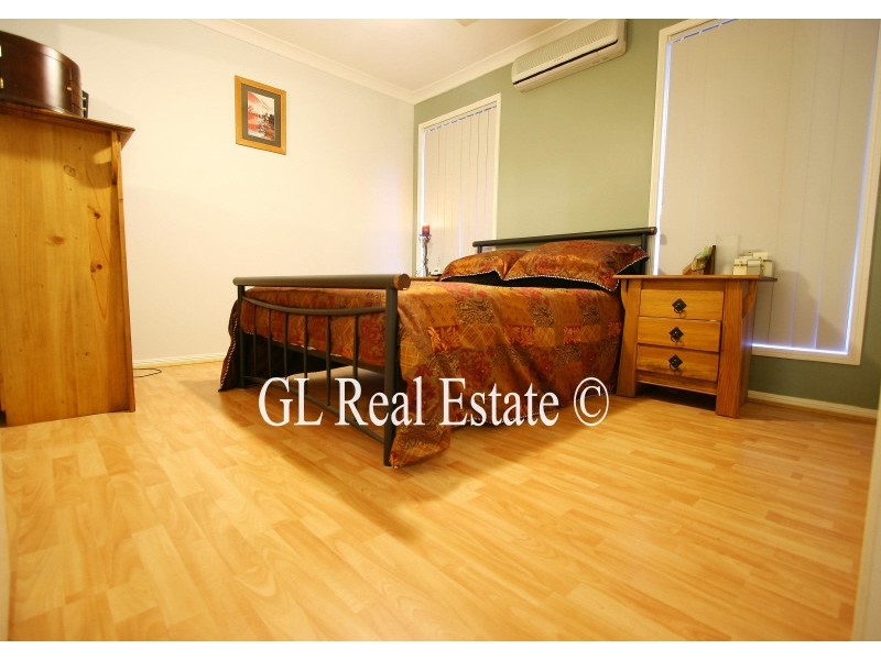 8 JEWEL COURT, Regents Park QLD 4118