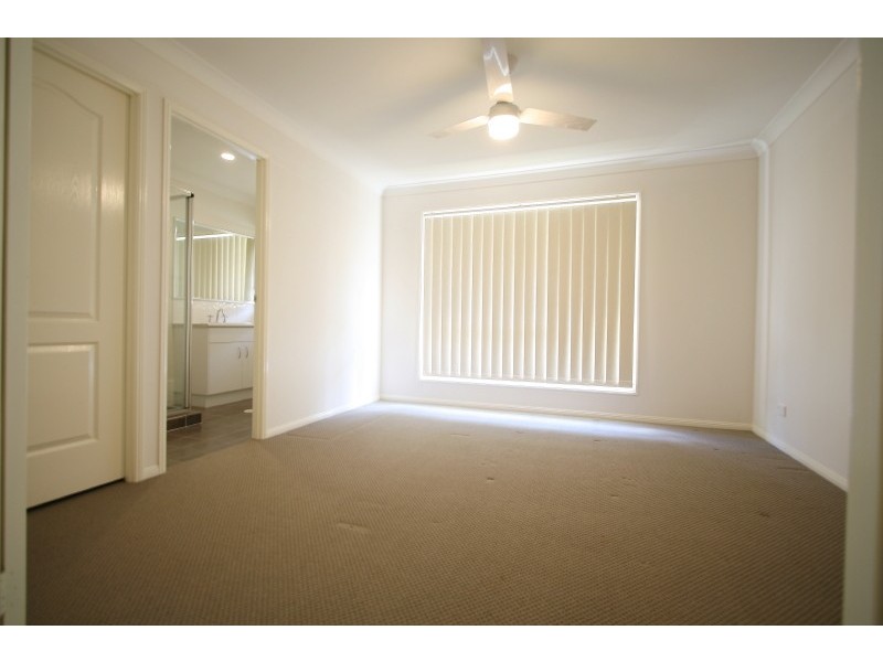 16 Gordonia Drive, Regents Park QLD 4118