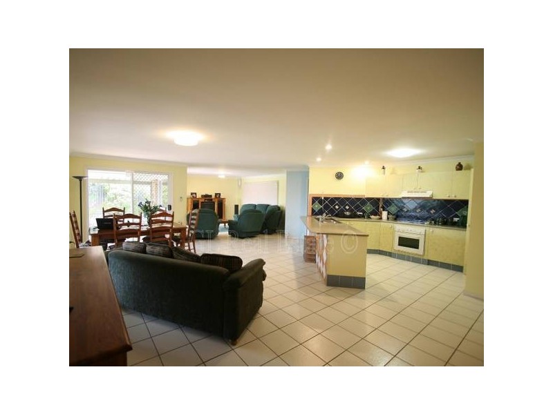 4 Vista Court, Regents Park QLD 4118