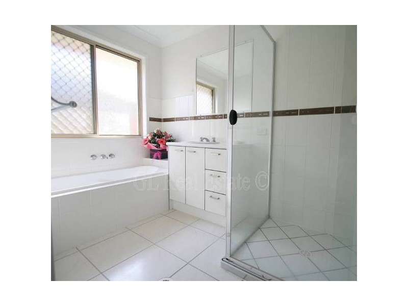 40 Sunrise Cresent, Regents Park QLD 4118