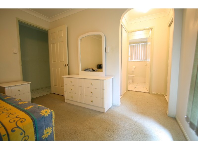 20 Fromelles Court, Regents Park QLD 4118