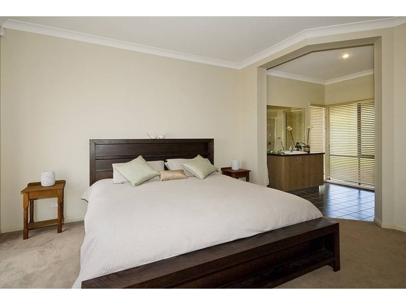 94 Wallum Drive, Parkinson QLD 4115
