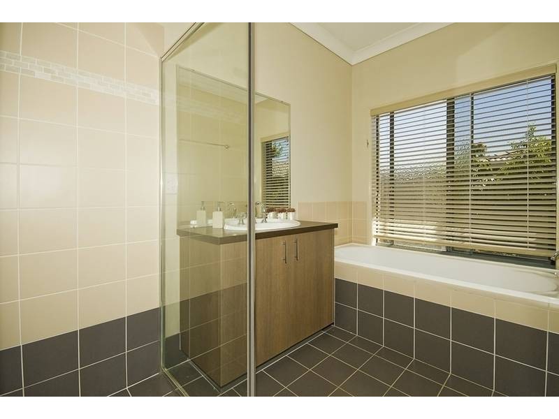 94 Wallum Drive, Parkinson QLD 4115