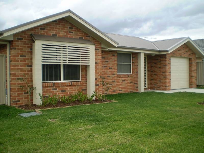 2/2 Robinia Way, Cessnock NSW 2325