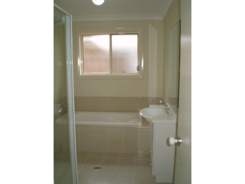 2/2 Robinia Way, Cessnock NSW 2325