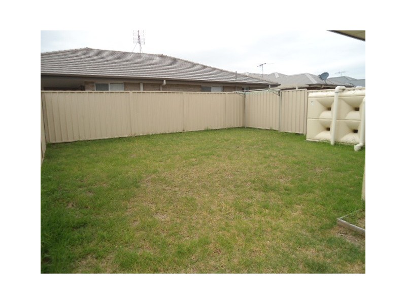1/8 Robinia Wy, Cessnock NSW 2325