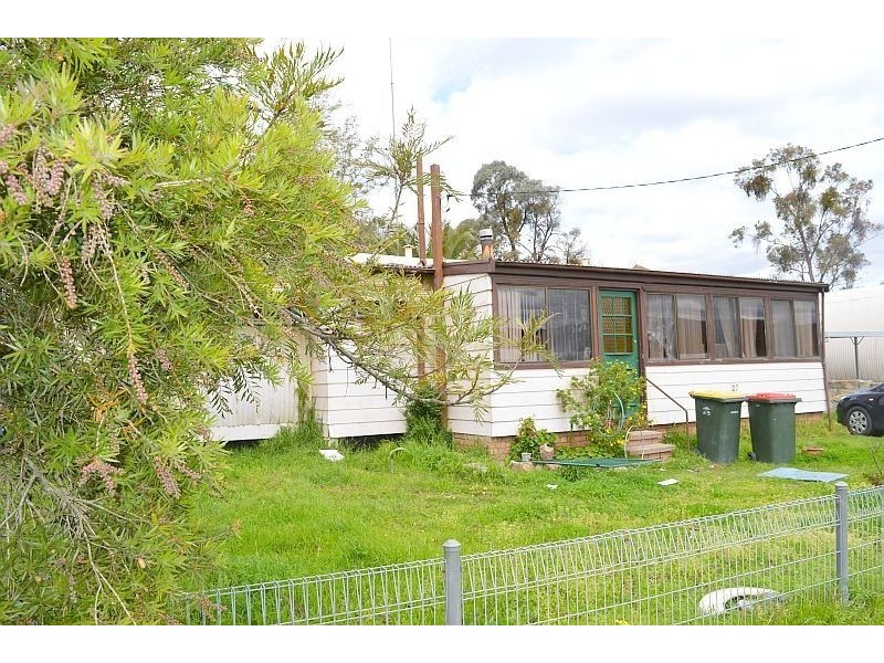 27 Macquarie Ave, Cessnock NSW 2325
