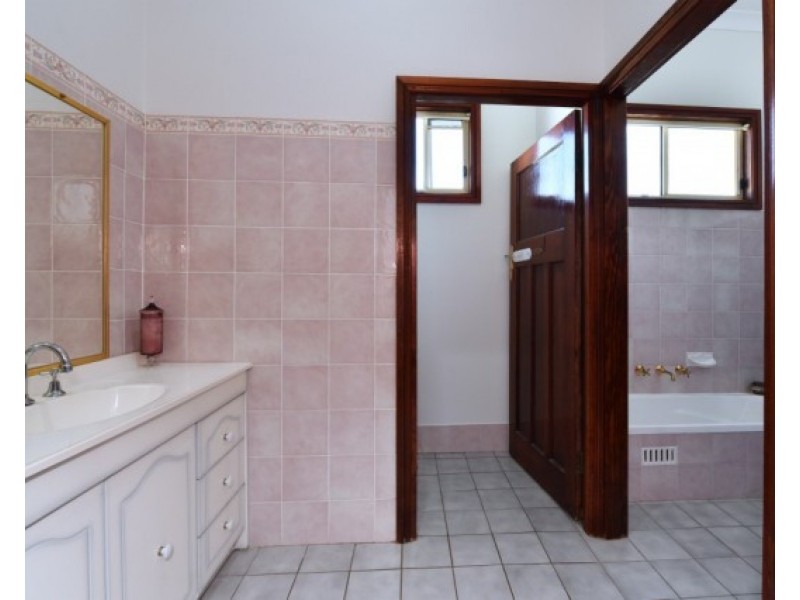 38 Anzac Ave, Cessnock NSW 2325