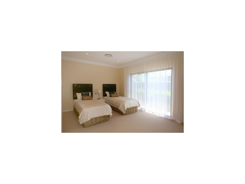 2346 Cressbrook Drive, Hope Island QLD 4212