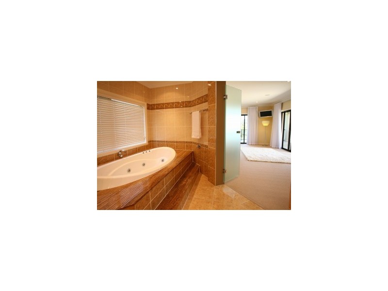 2346 Cressbrook Drive, Hope Island QLD 4212