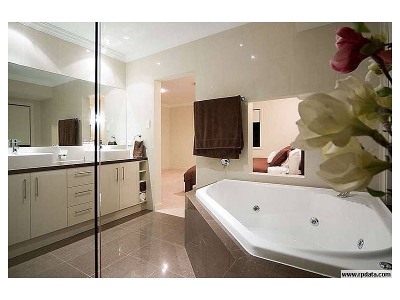 2827 Gracemere Cct, Hope Island QLD 4212