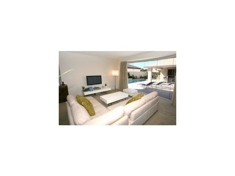 2116 Fernlea Close, Hope Island QLD 4212