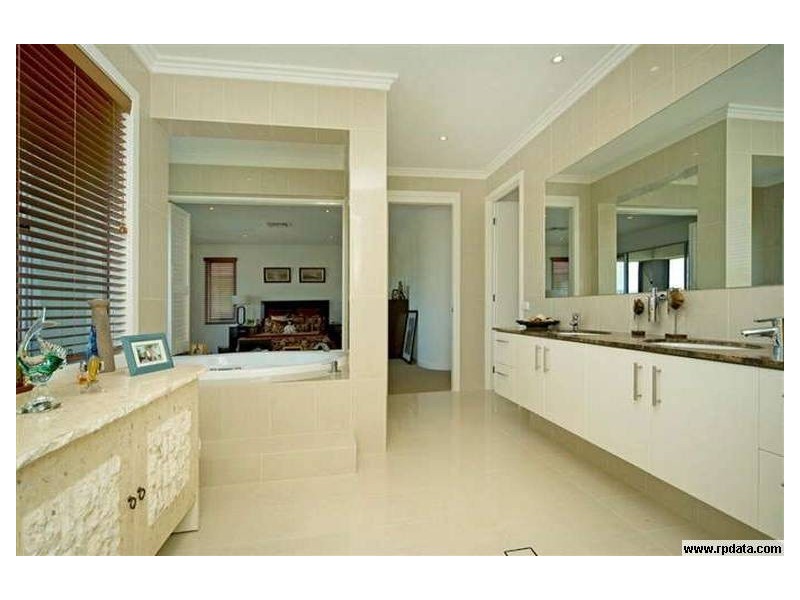 2302 Belmont Ct East, Hope Island QLD 4212