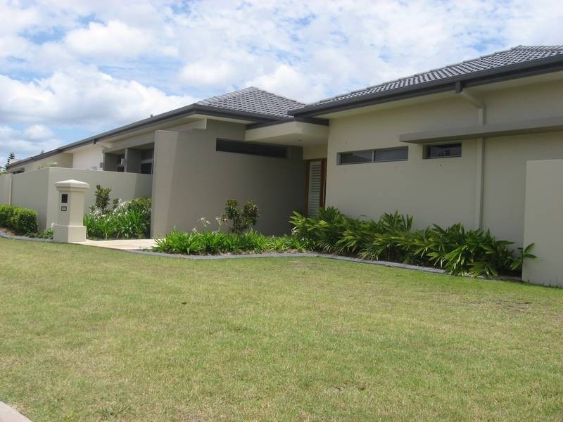 2842 Yanderra Close, Hope Island QLD 4212