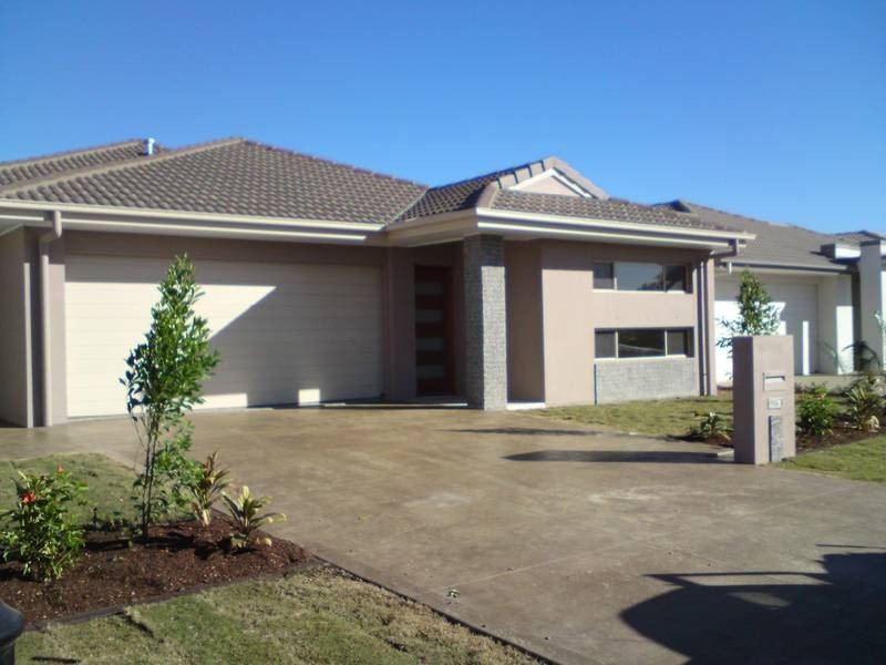16 Peter Senior Drive, Hope Island QLD 4212