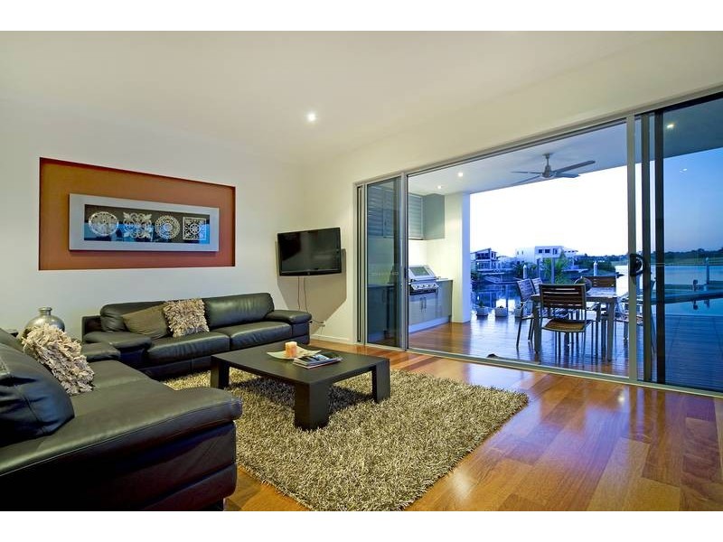 18 Onshore Place, Helensvale QLD 4212