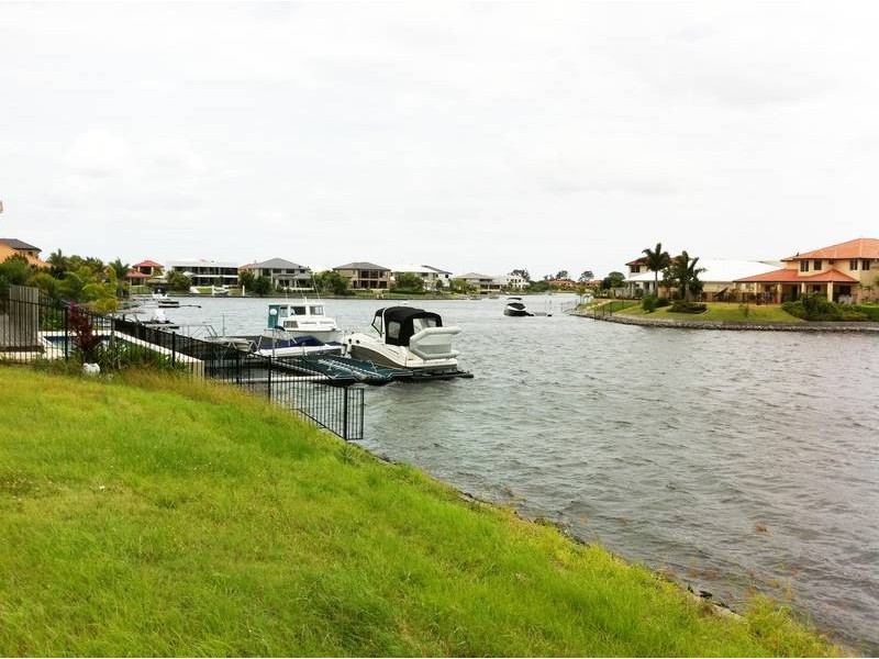 8 Calmwater Crescent, Helensvale QLD 4212