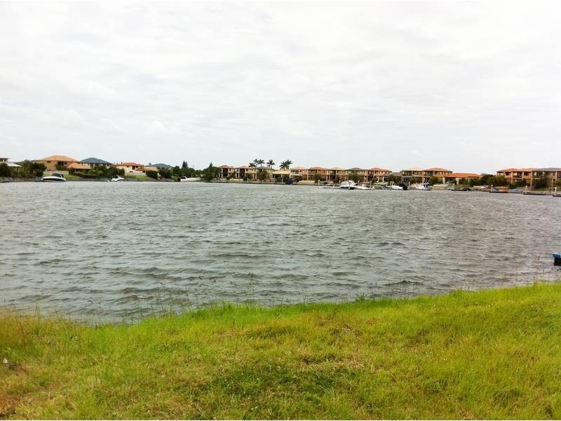 8 Calmwater Crescent, Helensvale QLD 4212