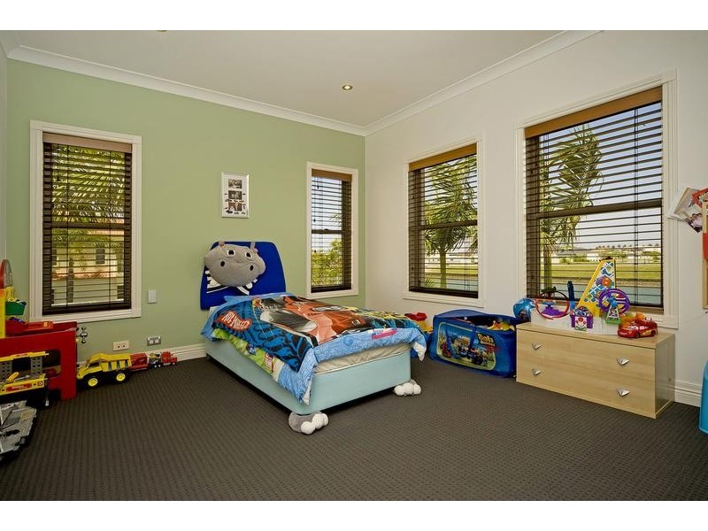 1663 Riverdale Drive, Hope Island QLD 4212