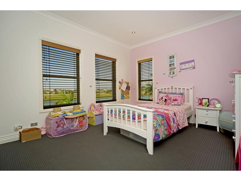 1663 Riverdale Drive, Hope Island QLD 4212