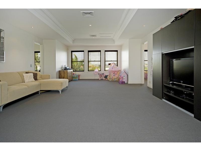 1663 Riverdale Drive, Hope Island QLD 4212