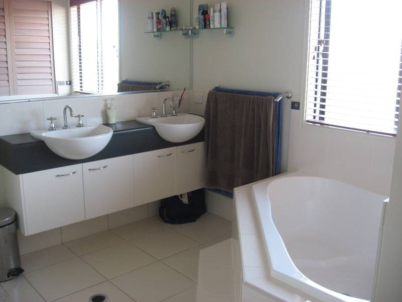 6 Kanangra Crescent, Pacific Pines QLD 4211