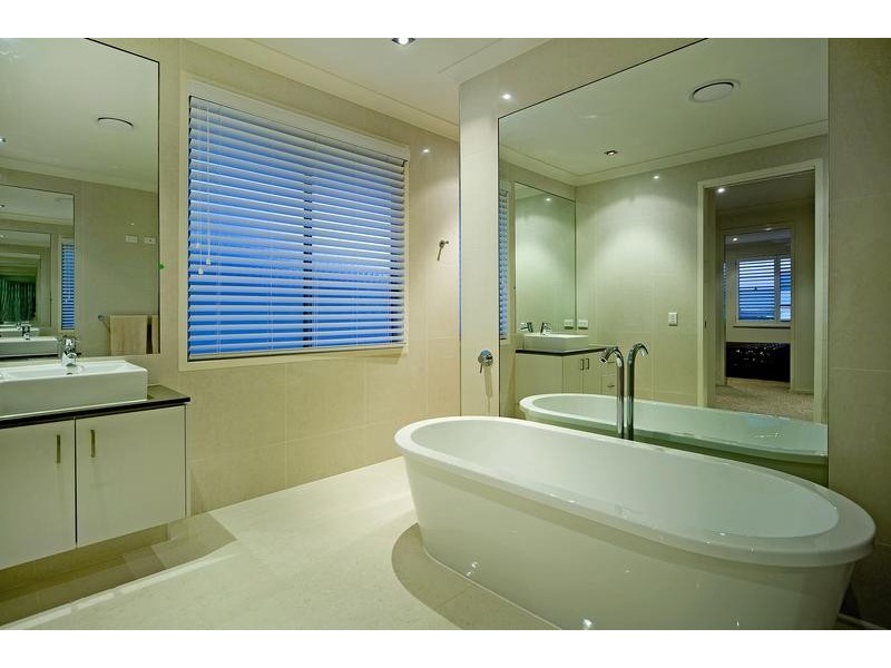 2542 Gracemere Cct West, Hope Island QLD 4212