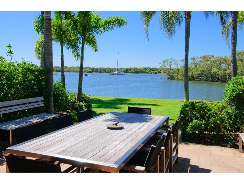 2/81 Boykambil Esplanade, Hope Island QLD 4212
