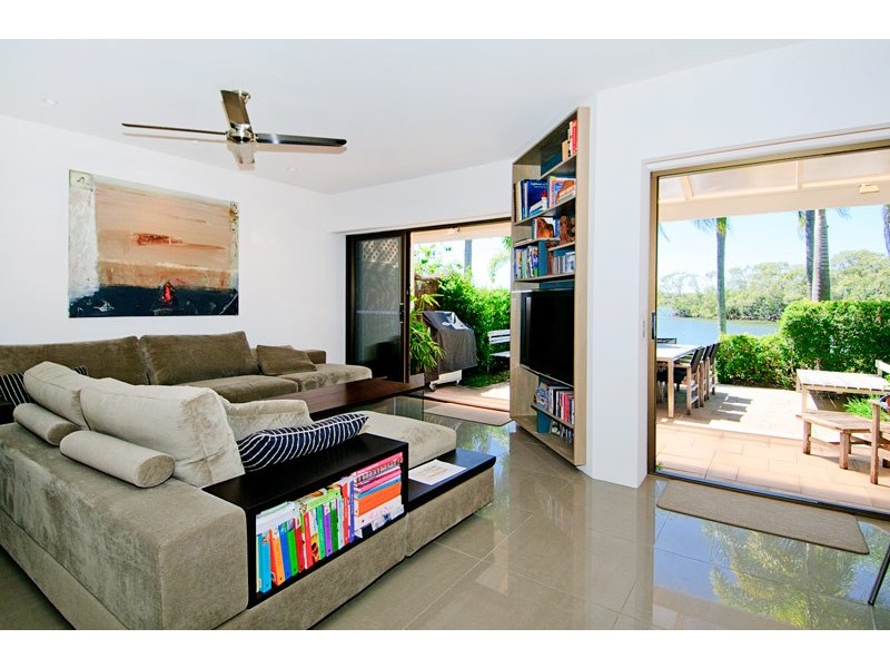 2/81 Boykambil Esplanade, Hope Island QLD 4212