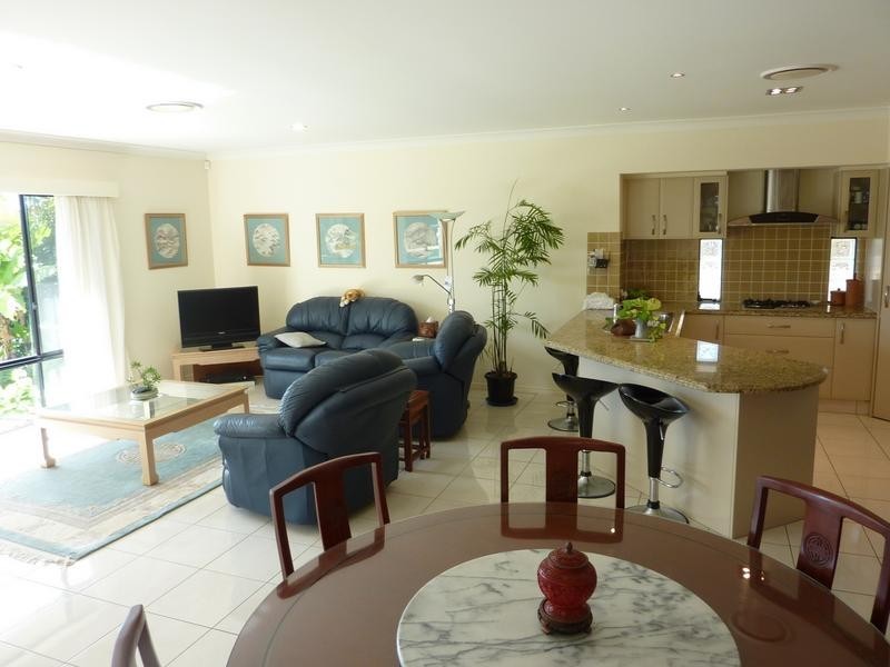 1 Windchimes Way, Helensvale QLD 4212