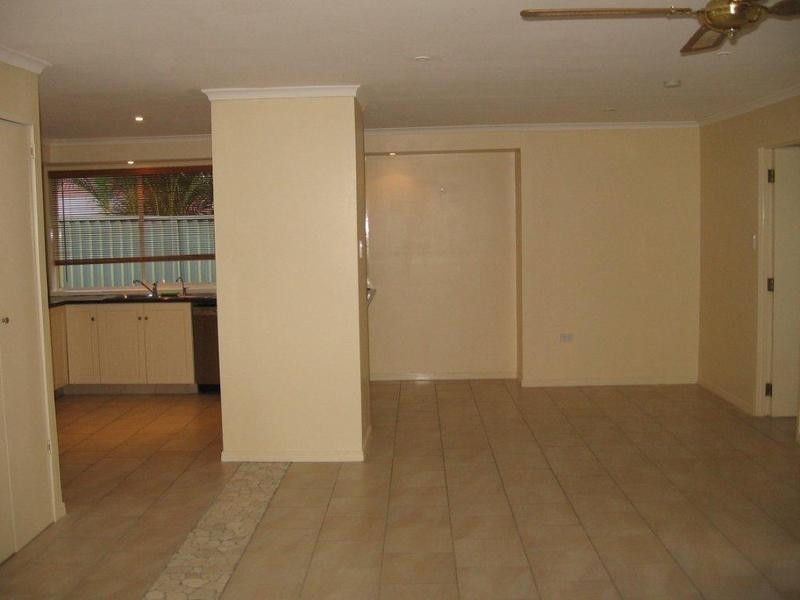 10 EINGANA ST, Hope Island QLD 4212