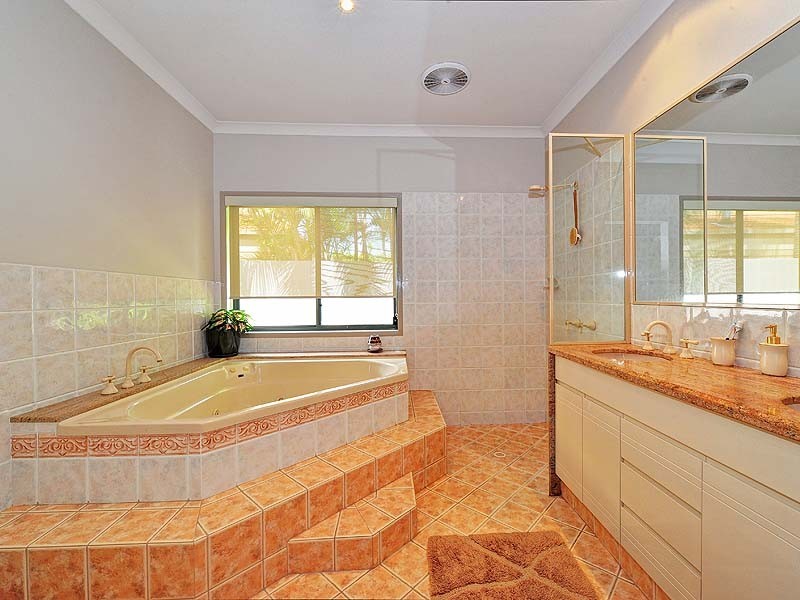 1621 Riverdale Drive, Rosebank Gardens, Hope Island QLD 4212