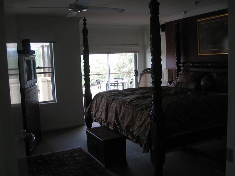 19 River Cove Place, Hope Island QLD 4212