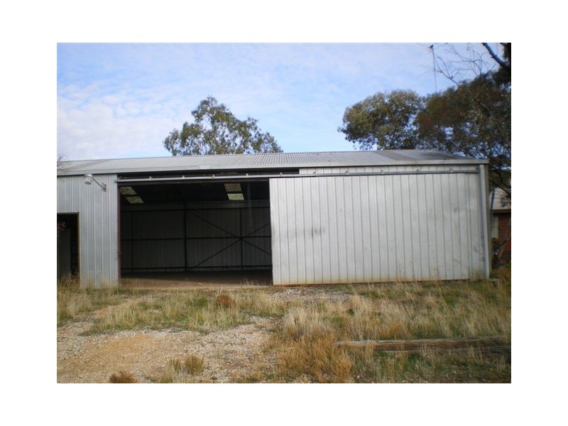 7 Cemetery Road, Warracknabeal VIC 3393