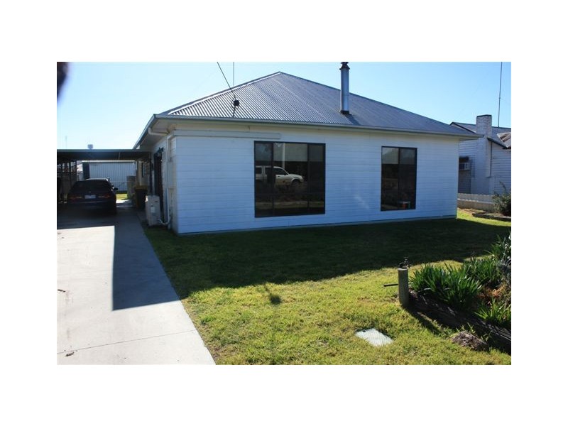 18 Kelsall Street, Warracknabeal VIC 3393
