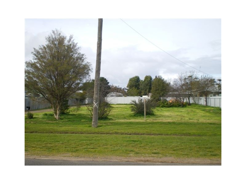63 Molyneaux Street, Warracknabeal VIC 3393