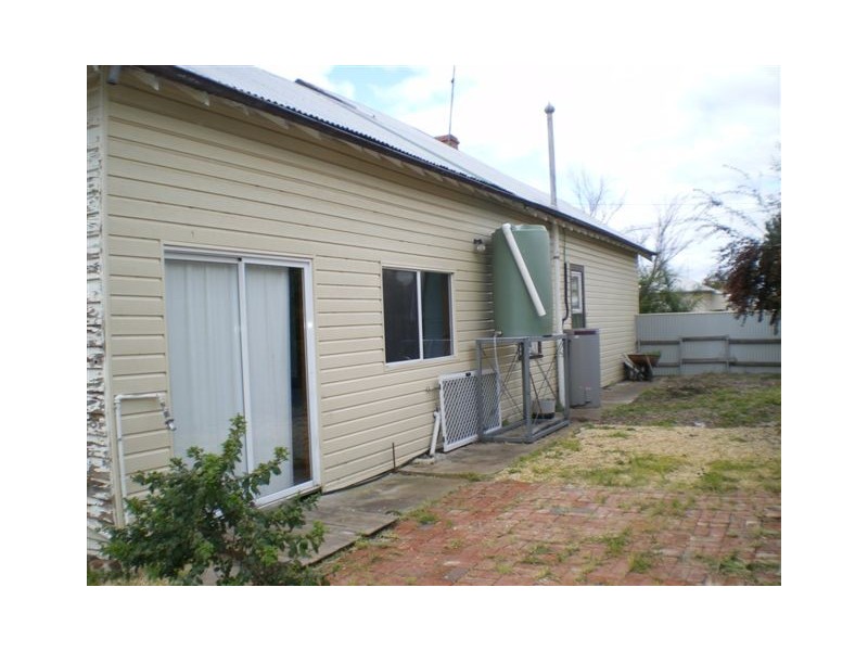 54 Jamoneau Street, Warracknabeal VIC 3393