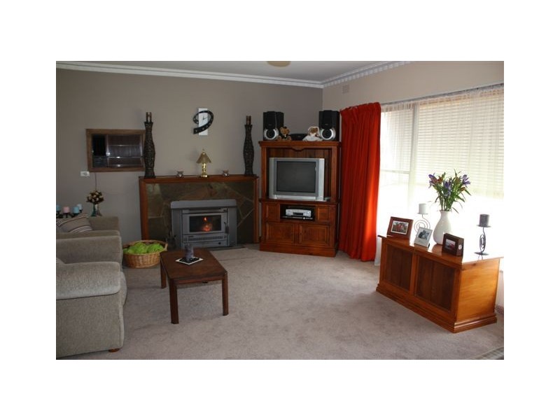 19 Kokoda Ave, Warracknabeal VIC 3393
