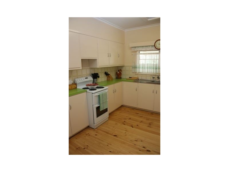 19 Kokoda Ave, Warracknabeal VIC 3393