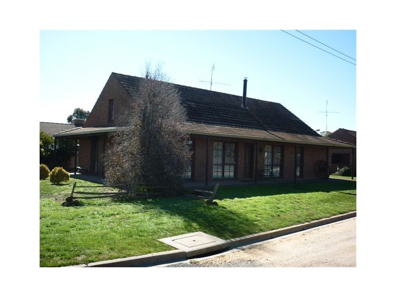 9 Hewitt St, Warracknabeal VIC 3393