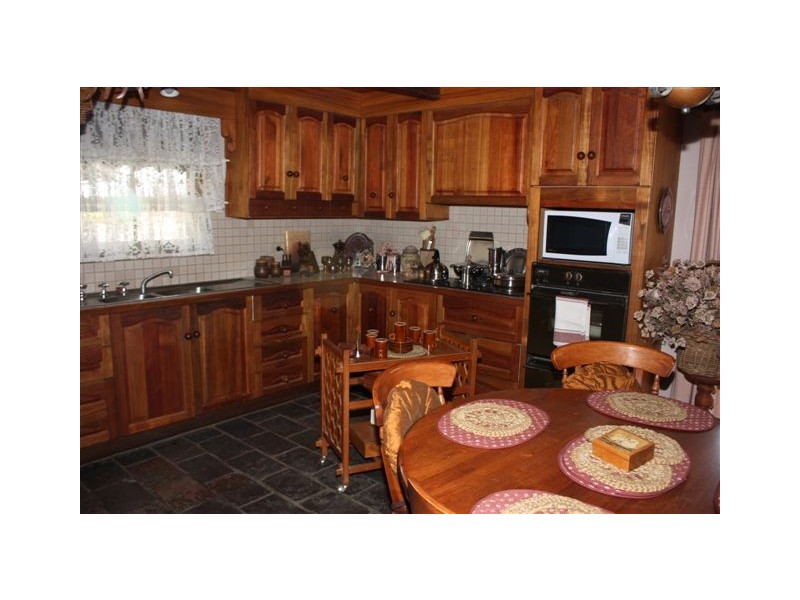 9 Hewitt St, Warracknabeal VIC 3393