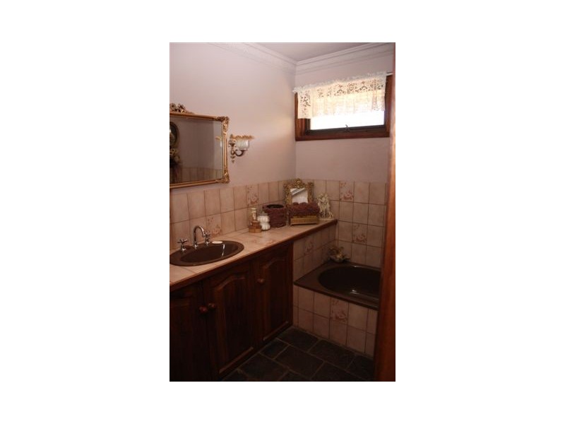 9 Hewitt St, Warracknabeal VIC 3393