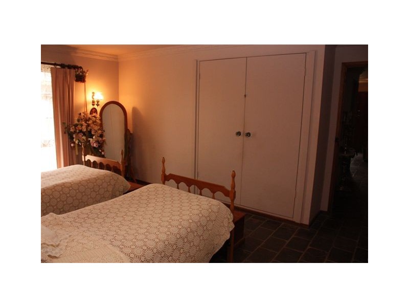 9 Hewitt St, Warracknabeal VIC 3393