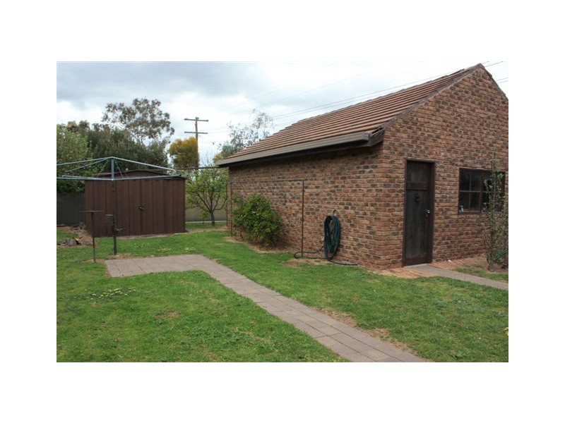 9 Hewitt St, Warracknabeal VIC 3393