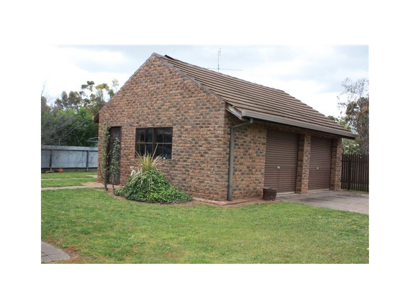 9 Hewitt St, Warracknabeal VIC 3393