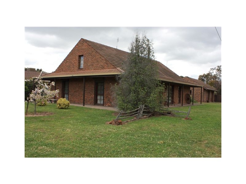 9 Hewitt St, Warracknabeal VIC 3393