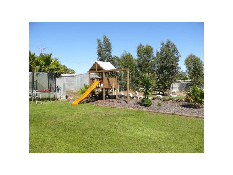 197-199 Woods St, Donald VIC 3480