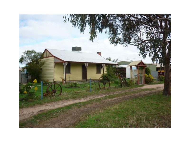 23 Arnold Street, Warracknabeal VIC 3393