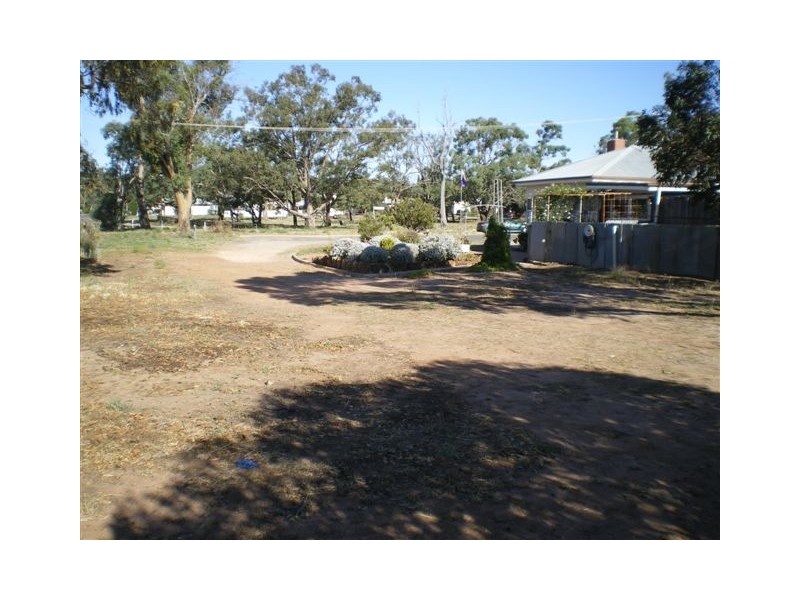 14 Burma Ave, Warracknabeal VIC 3393