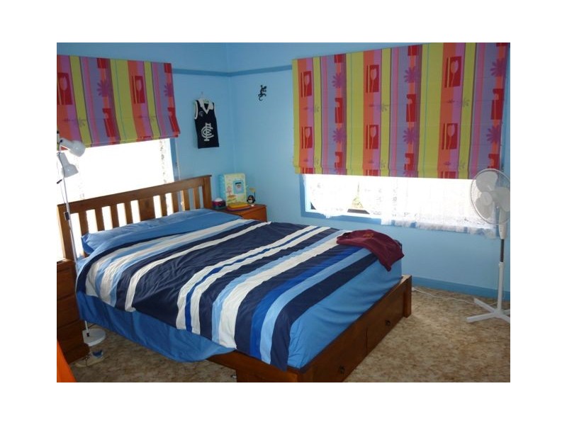 11 McCracken Avenue, Donald VIC 3480